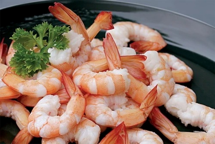 Sau khi ăn tôm, bệnh nhân xuất hiện đau tức nghẹn vùng cổ, lưỡi sưng phù lên nhanh chóng, che lấp hết khoang miệng, khó thở nhiều. Ảnh minh họa