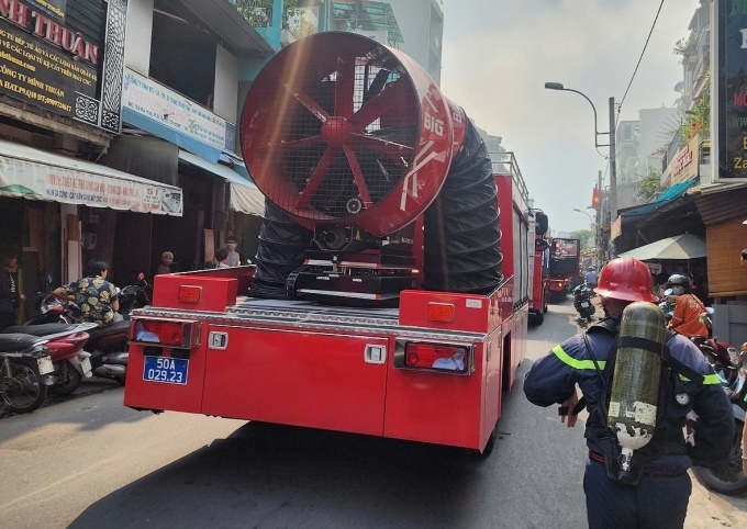 Xe hút khói được huy động để xử lý đám cháy trước khi lính cứu hỏa đeo mặt nạ phòng độc, bình oxy tiến vào dập lửa. (Ảnh: VNE)