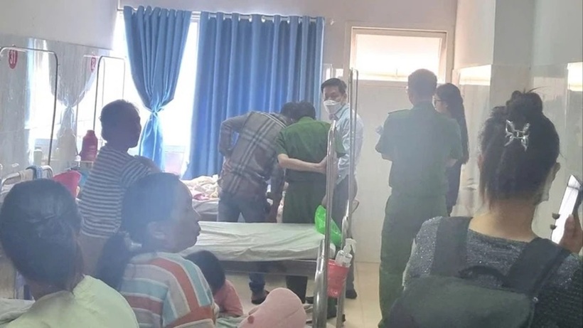 Công an đến bệnh viện xác minh thông tin vụ việc. Ảnh: Pháp luật TP.HCM