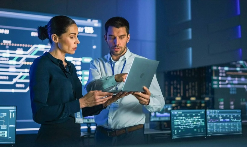 Lập trình viên là người sử dụng ngôn ngữ lập trình để thiết kế, xây dựng, bảo trì và sửa lỗi cho các phần mềm.