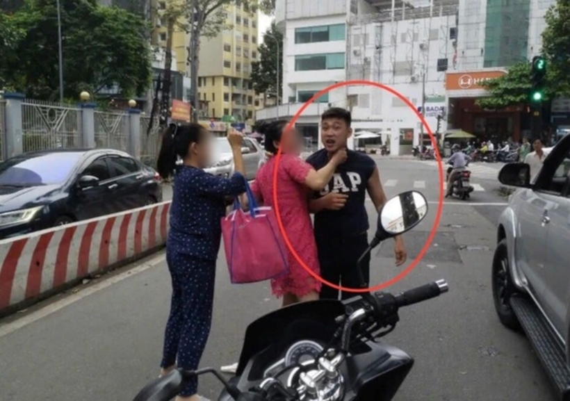 Thấy ông T.T.T nói chuyện với giọng bực tức, Quách Minh Nhựt xuống xe và đánh người này. Ảnh: Người Lao Động