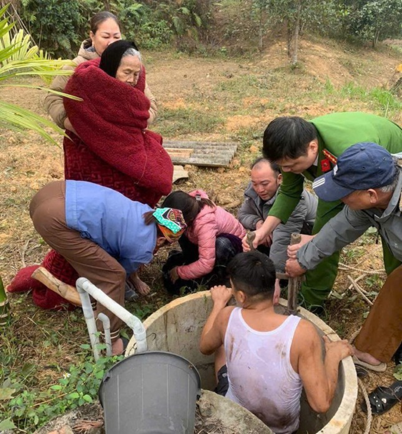 Sau khi được giải cứu, nạn nhân được đưa đến trạm y tế để kiểm tra sức khỏe. May mắn, bà Tu không bị thương nặng. Ảnh; Tiền Phong
