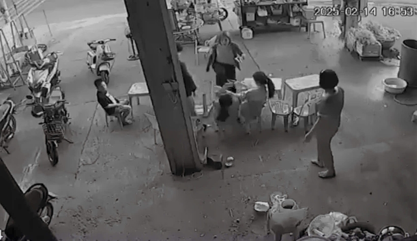 Cơ quan chức năng đang xác minh thông tin vụ người phụ nữ đánh nữ sinh lớp 11 vì nghĩ con mình bị trêu chọc. Ảnh: Báo Lâm Đồng