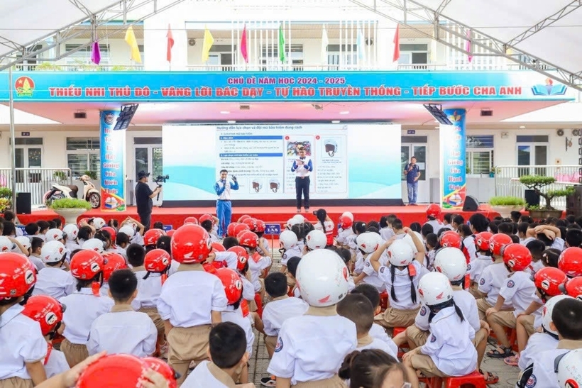 Trao tặng mũ bảo hiểm cho học sinh lớp 1 trên toàn quốc năm học 2024 - 2025. Ảnh: HVN