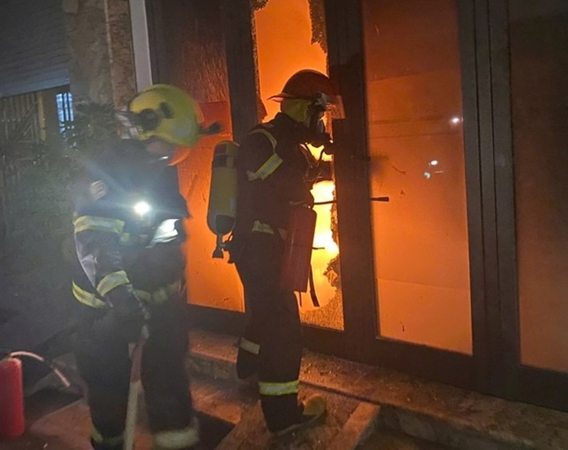 Đám cháy đang phát triển tại tầng 1, tỏa nhiều khói khí độc. Ảnh: Báo Tiền phong.