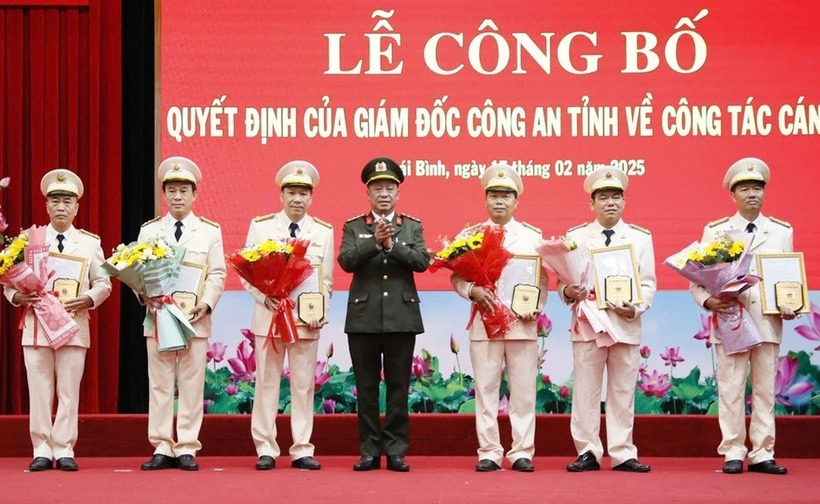 Ban Giám đốc Công an tỉnh Thái Bình trao quyết định, tặng hoa chúc mừng các lãnh đạo cấp phòng xin nghỉ hưu trước tuổi. Ảnh: Dân Trí