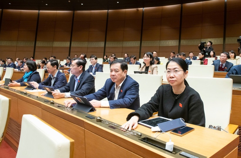 Với 100% đại biểu tham gia biểu quyết tán thành, Quốc hội chính thức thông qua Luật sửa đổi, bổ sung một số điều của Luật Tổ chức Quốc hội. (Ảnh: Media Quốc hội)