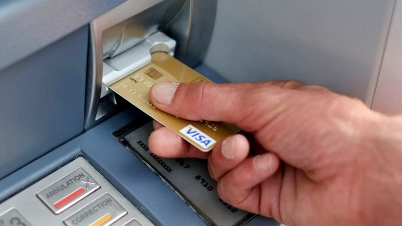 Thẻ ATM chưa kích hoạt trong 30 ngày sau khi nhận từ ngân hàng sẽ bị khóa. Ảnh minh họa