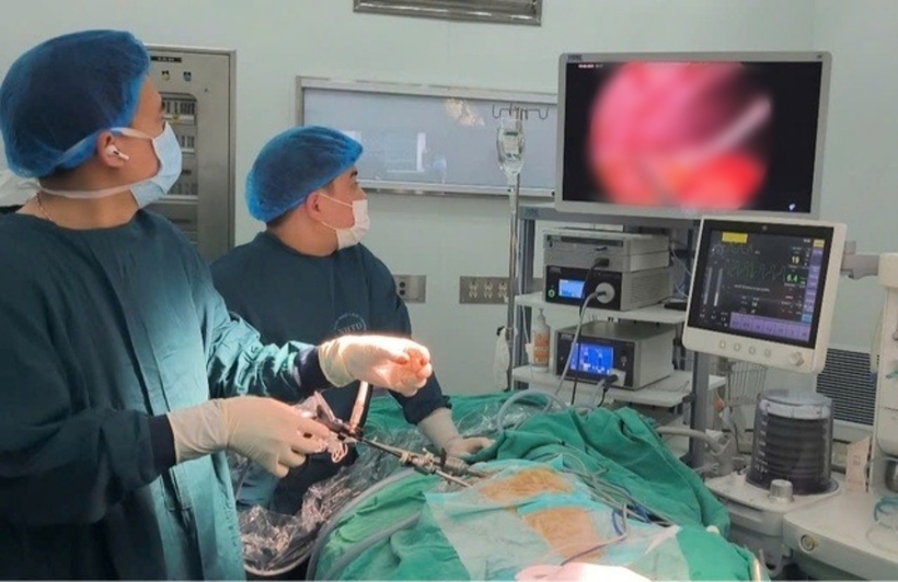 Các bác sĩ tiến hành phẫu thuật cho người bệnh. Ảnh: Sức Khỏe & Đời Sống