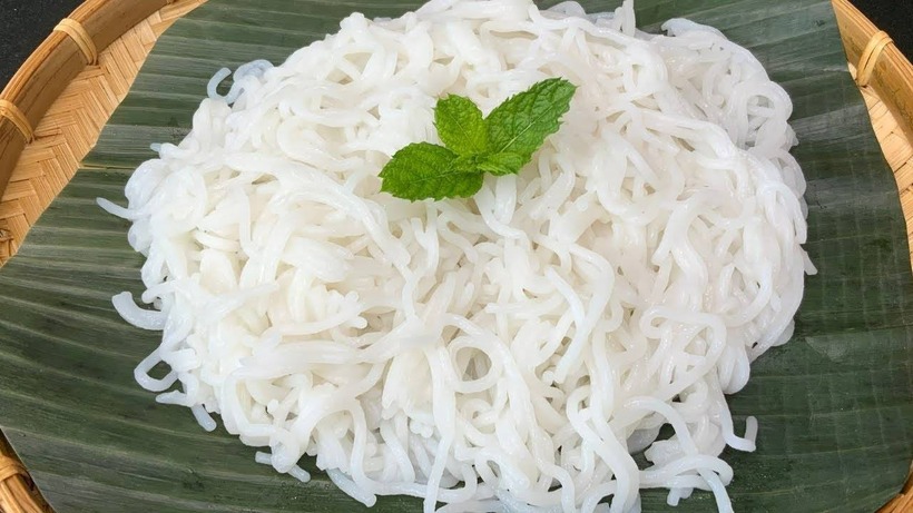 Bún chủ yếu được làm từ bột gạo, cung cấp một lượng lớn carbohydrate cho cơ thể. Ngoài ra, bún cũng chứa một số vitamin và khoáng chất, nhưng hàm lượng không đáng kể.