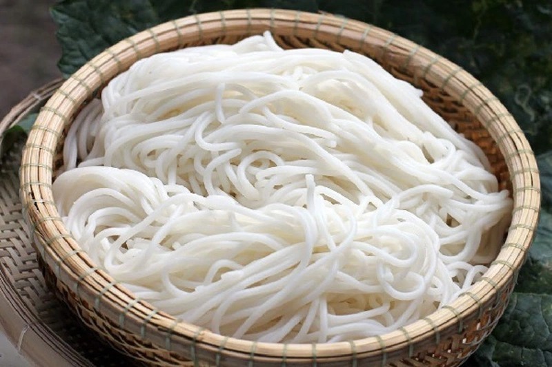 Ăn bún cùng với rau xanh và protein (thịt, cá, đậu phụ) để đảm bảo cân bằng dinh dưỡng.