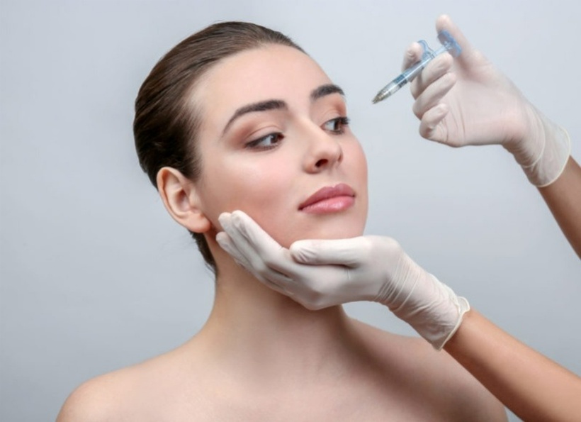 Kỹ thuật tiêm filler đòi hỏi cần được thực hiện bởi các bác sĩ đào tạo bài bản, cơ sở thẩm mỹ có trang thiết bị y tế đảm bảo vô trùng. Ảnh minh họa.