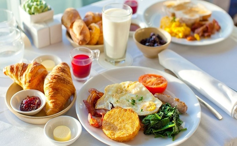 Để bảo vệ sức khỏe, bạn nên hạn chế ăn bánh ngọt vào bữa sáng và thay thế bằng các thực phẩm lành mạnh, giàu dinh dưỡng.