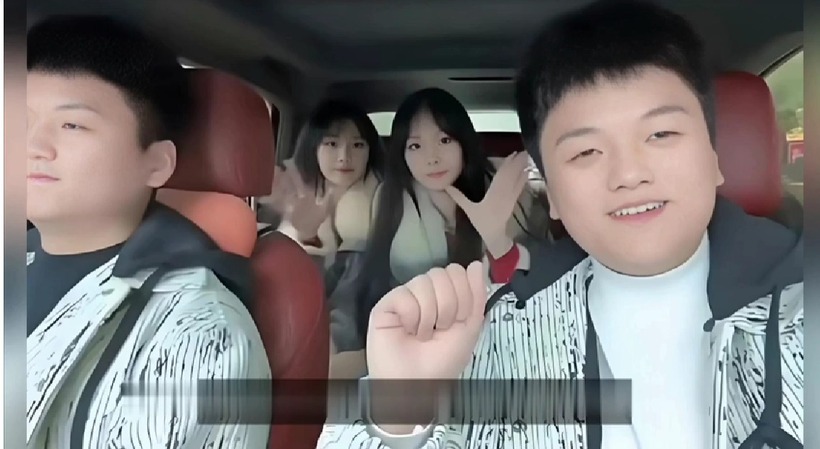 Cặp sinh đôi gây sốt trên mạng xã hội. Ảnh: SCMP