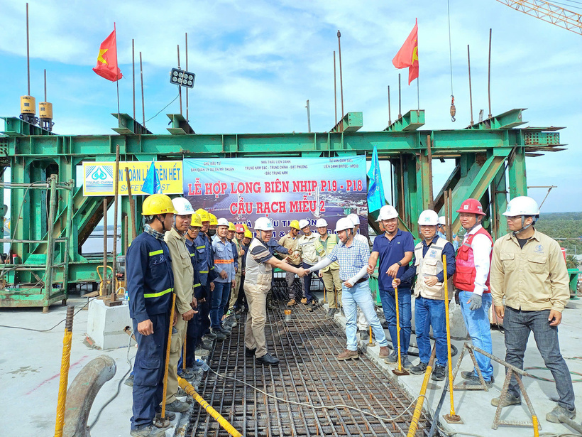 Hoàn thành hợp long biên cầu Rạch Miễu 2 vượt kế hoạch hơn 2 tháng