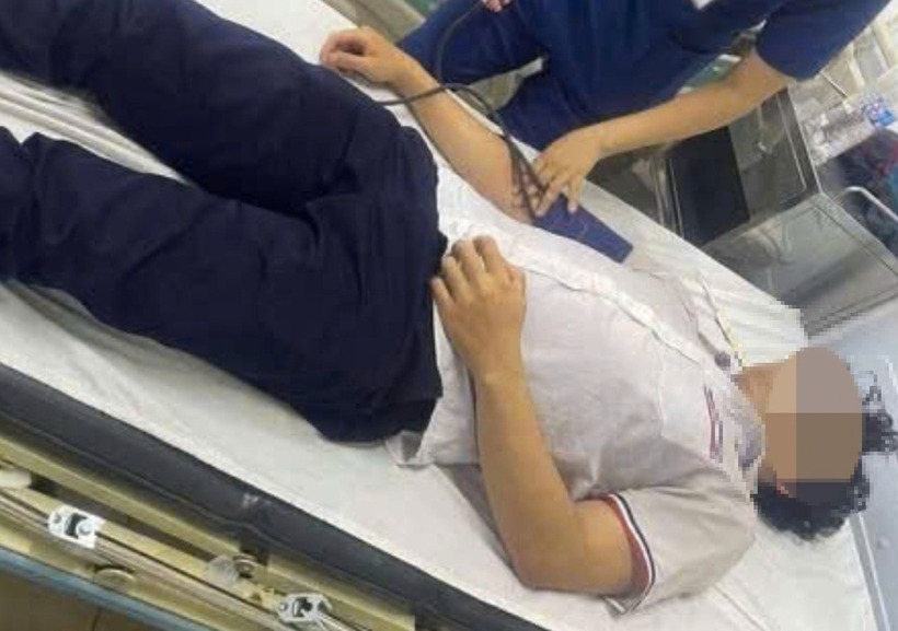 Nam sinh phải nhập viện cấp cứu. Ảnh: Báo Giao Thông.