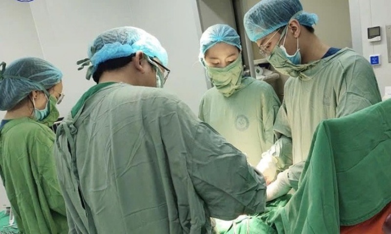 Kịp thời cứu sống sản phụ nước ngoài bị vỡ tử cung do mang thai quá gần. Ảnh: Báo Tuổi trẻ.