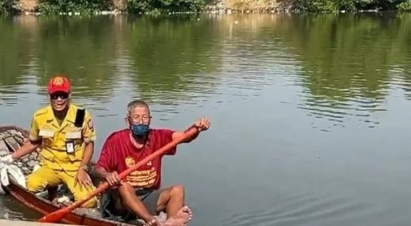 Các viên chức đã dùng thuyền để đưa thi thể nạn nhân vào bờ để khám nghiệm. Ảnh: KhaoSod.