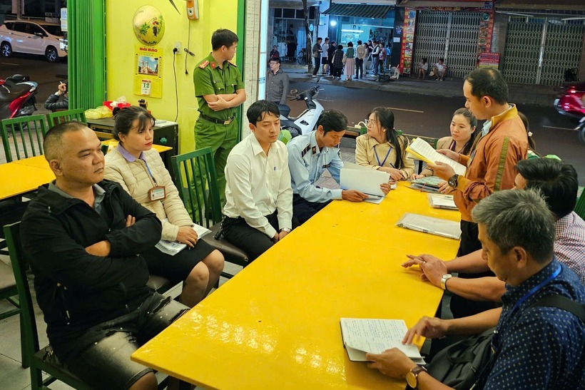 Đoàn kiểm tra liên ngành làm việc với chủ nhà hàng hải sản. Ảnh: VietNamNet