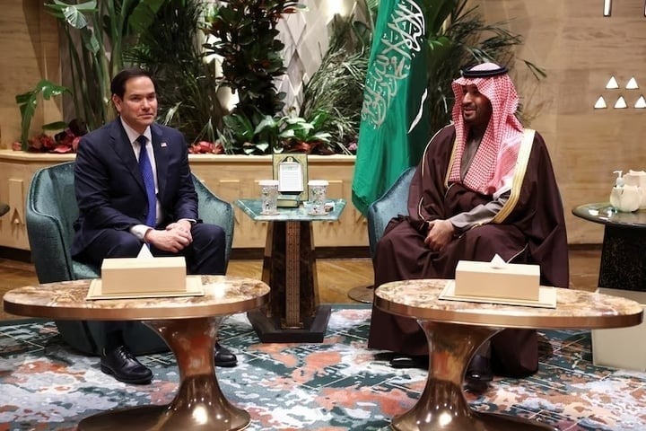 Ngoại trưởng Mỹ Marco Rubio (trái) bên cạnh Thủ tướng Ả Rập Xê-út Mohammed bin Salman. (Ảnh: Reuters)