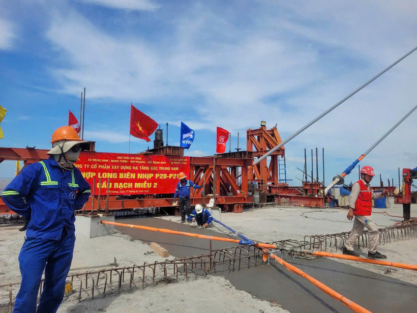Thi công hợp long biên cầu Rạch Miễu 2
