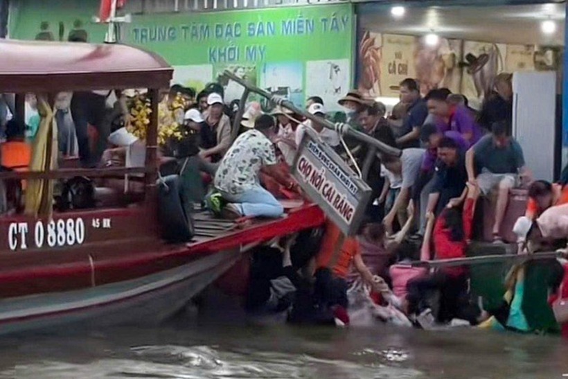 Hình ảnh du khách rơi xuống sông tại khu vực chợ nổi Cái Răng ngày 16/2. Ảnh: Tạp chí Tri Thức.