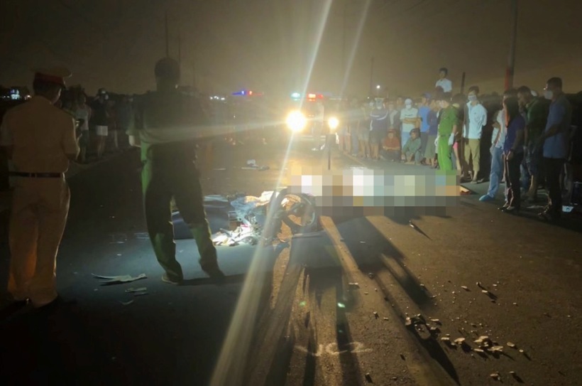 Công an và kiểm sát viên VKSND phối hợp tham gia khám nghiệm hiện trường vụ tai nạn. (Ảnh: VKSND tỉnh Bình Thuận)