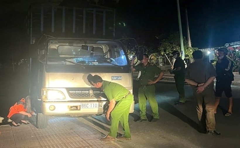 Xe ôtô liên quan vụ tai nạn được công an tìm thấy và khám nghiệm dấu vết. (Ảnh: Lao động)