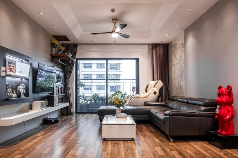 Phòng khách rộng rãi, đồ đạc được sắp xếp đơn giản, gọn gàng, nhưng vẫn có điểm nhấn.