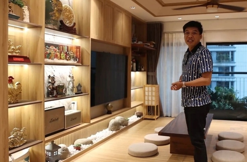 Tại phòng này đặt kệ lớn trưng bày những món đồ lưu niệm trong sự nghiệp của anh.