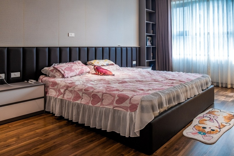 Căn hộ của gia đình Trung Ruồi bao gồm 3 phòng ngủ, phòng nào cũng có cửa sổ nên luôn thoáng đãng và ngập tràn ánh sáng.