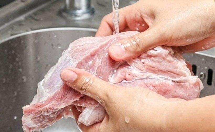 Thịt lợn sạch thường có lớp bì dày, mỡ dày.