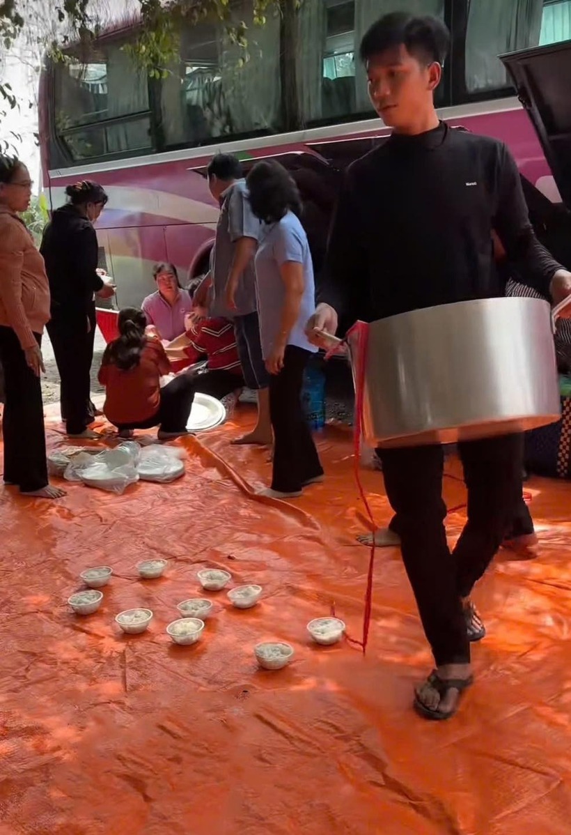 Gia đình chị Thanh Phấn chuẩn bị đồ ăn để ăn dọc đường. Ảnh: VietNamNet.
