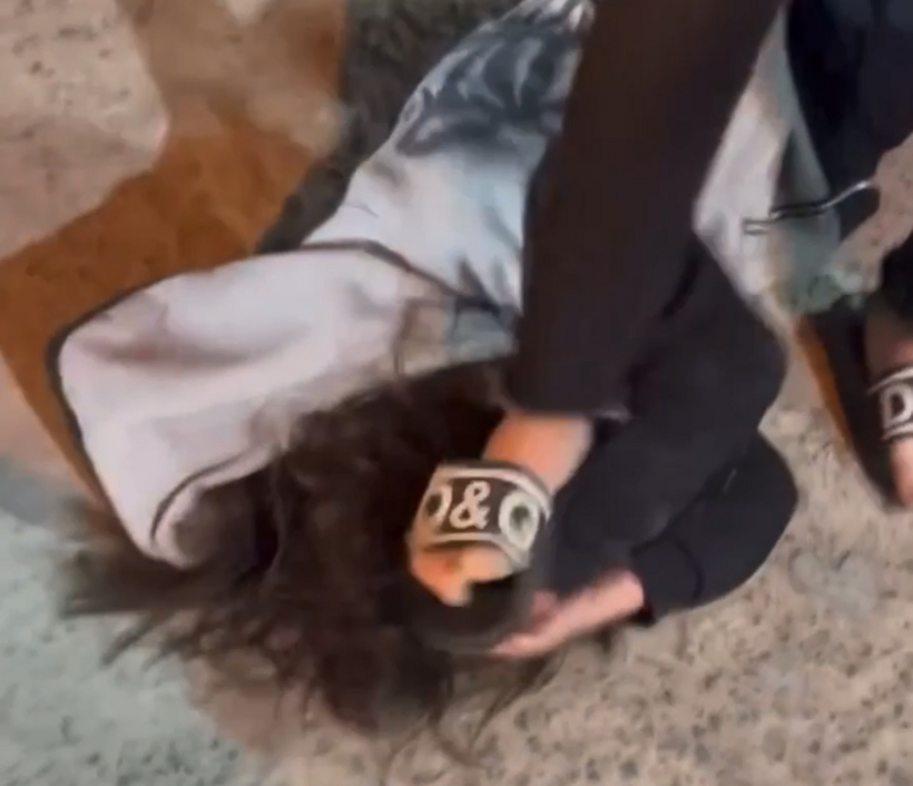 Nữ sinh bị một nam thiếu niên dùng chân đạp mạnh vào đầu. Ảnh: Tuổi Trẻ