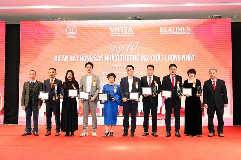 Đại diện DOJILAND nhận giải “Top 10 dự án bất động sản nhà ở thương mại chất lượng nhất năm 2024”