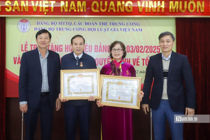 Các đảng viên được nhận huy hiệu bao gồm: Bà Đặng Thị Thanh nhận huy hiệu 50 năm tuổi đảng; ông Nguyễn Phong Hoà nhận huy hiệu 40 năm tuổi đảng.