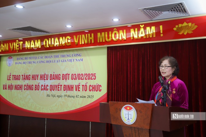 Đảng viên Đặng Thị Thanh phát biểu cảm tưởng khi nhận huy hiệu 50 năm tuổi Đảng.
