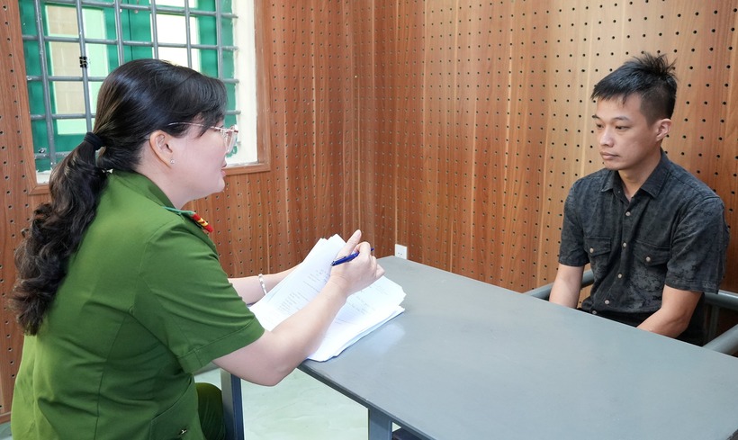 Cơ quan CSĐT Công an Tiền Giang làm việc với bị can Chất. (Ảnh: VietnamNet)