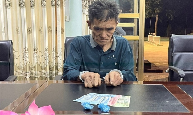 Đối tượng Hầu A Sùng cùng tang vật thu được.