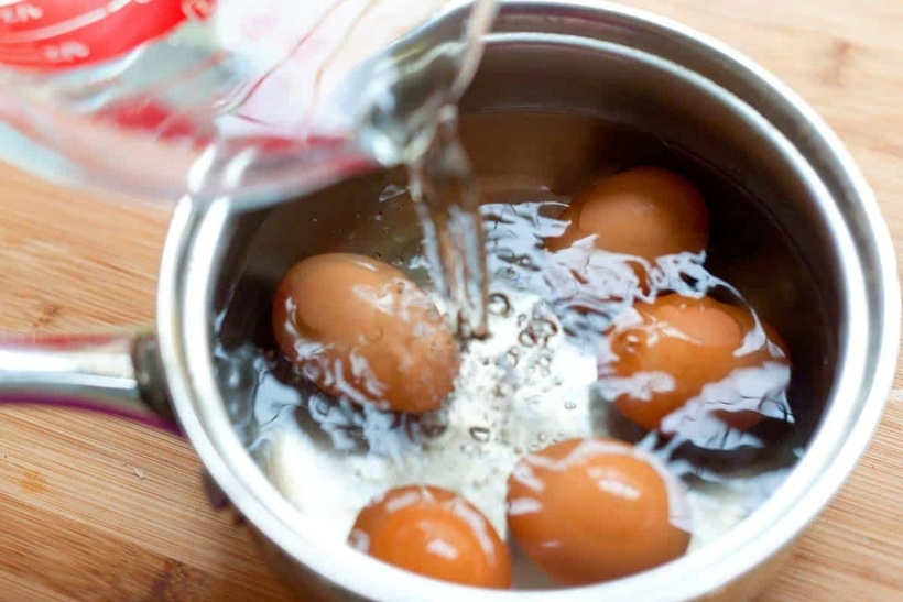 Sau khi luộc, chuyển trứng vào bát nước lạnh 10 phút để tạm dừng quá trình nấu, đồng thời giúp lột vỏ dễ hơn.
