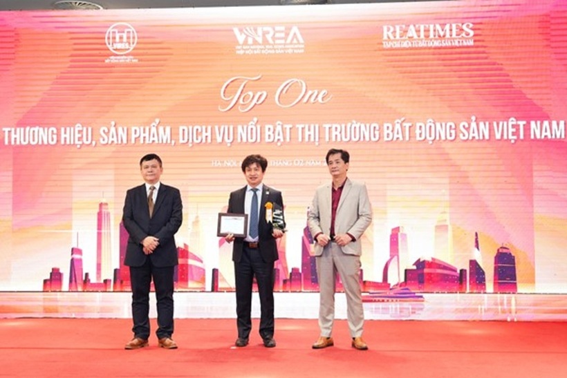 Chủ tịch HĐQT Meey Group Hoàng Mai Chung nhận giải thưởng tại Lễ vinh danh
