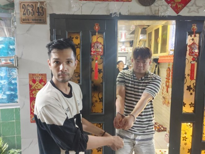 Nhikolai Đinh (bên trái) diễn tả lại cảnh mua ma túy từ đối tượng Trịnh Bá Hóa (con trai của Trịnh Thị Hòa). Ảnh: Báo Lao Động