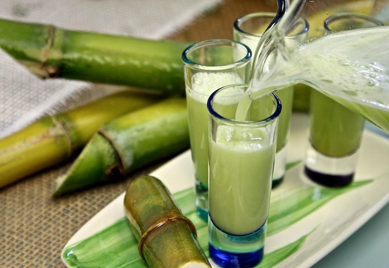 Do tính hàn lương và hàm lượng đường cao nên những người tỳ vị hư hàn có đường tiêu hóa kém, hay bị đầy bụng, khó tiêu, tiêu chảy, lạnh bụng thì không nên uống nước mía thường xuyên.
