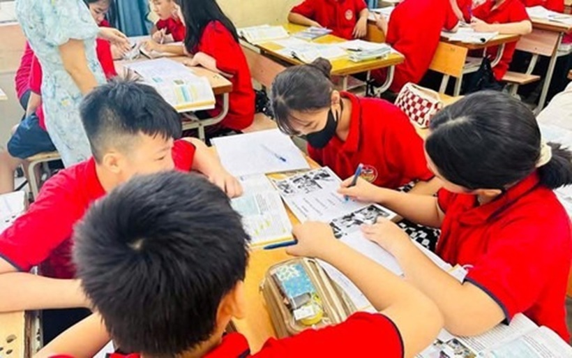 Việc các trường học ngừng triển khai các hoạt động bồi dưỡng, tăng cường kiến thức có thu phí đã đặt ra thách thức mới đối với các bậc cha mẹ. Ảnh minh họa