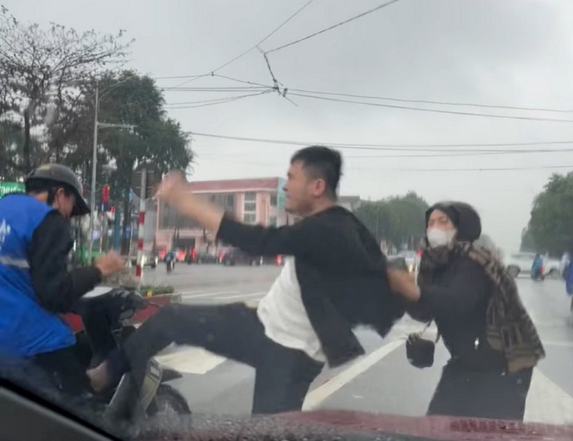 Bước đầu cơ quan chức năng đã xác định được nguyên nhân vụ nam sinh lớp 11 mặc áo shipper bị đánh tới tấp ở Nghệ An. Ảnh: VTC News
