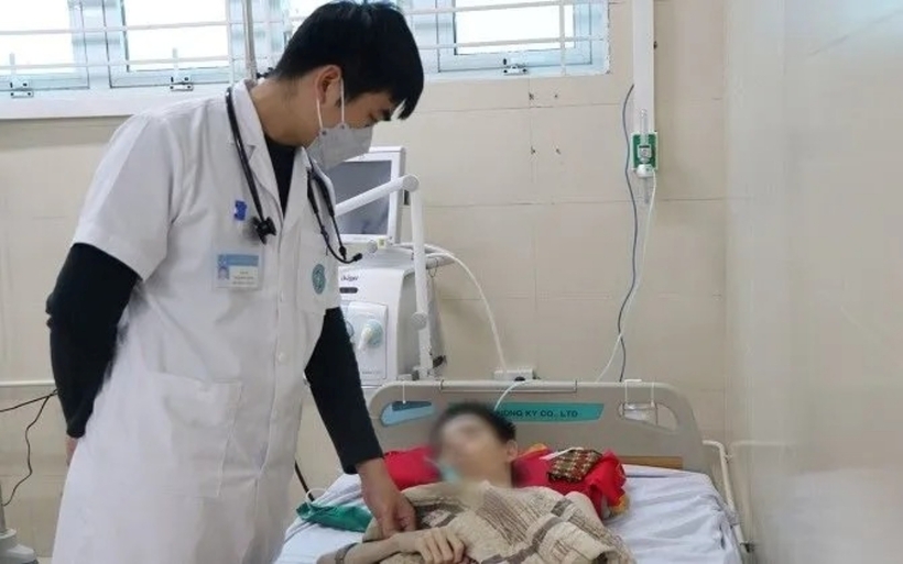 Bác sĩ thăm khám cho người bệnh. Ảnh: Thời báo VTV
