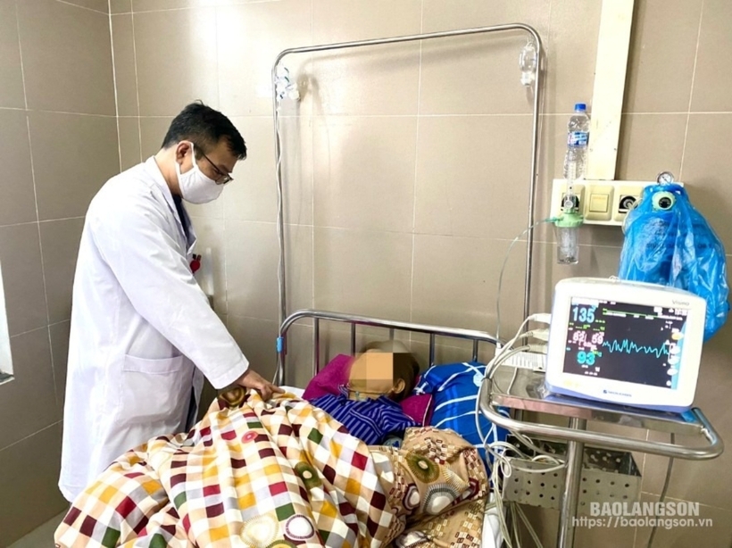 Bệnh nhân đã qua cơn nguy hiểm, được tiếp tục theo dõi và điều trị tại bệnh viện. Ảnh: Báo Lạng Sơn