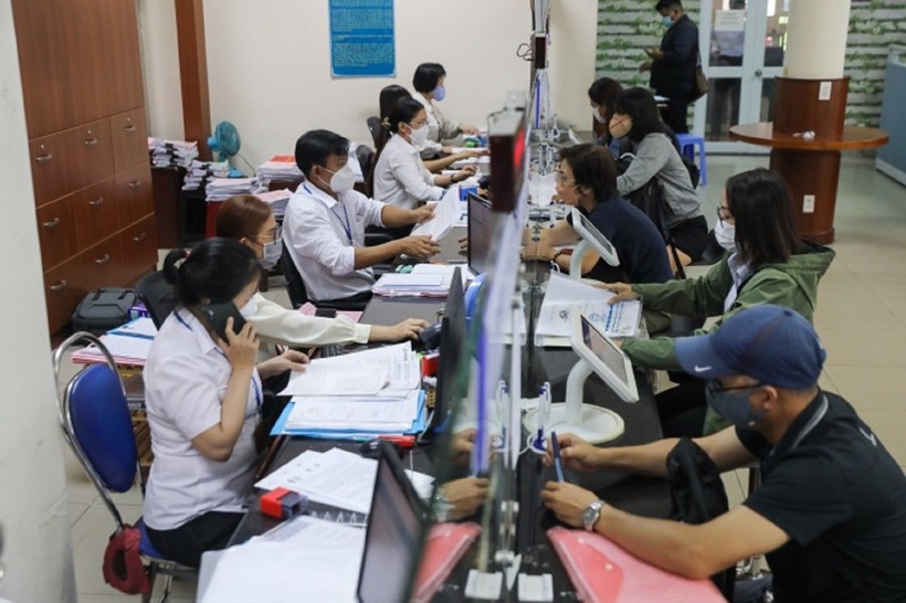 UBND TP.HCM đề xuất, cán bộ, công chức thôi việc khi tinh gọn bộ máy có thể nhận tối đa 2,7 tỷ đồng. Ảnh: VnExpress