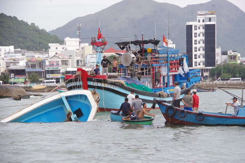Tàu cá bị chìm trên biển Nha Trang. Ảnh: VietNamNet
