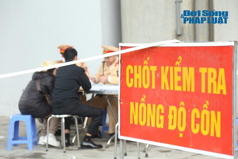 CSGT Hà Nội tăng cường lập chốt xử lý nồng độ cồn - 2